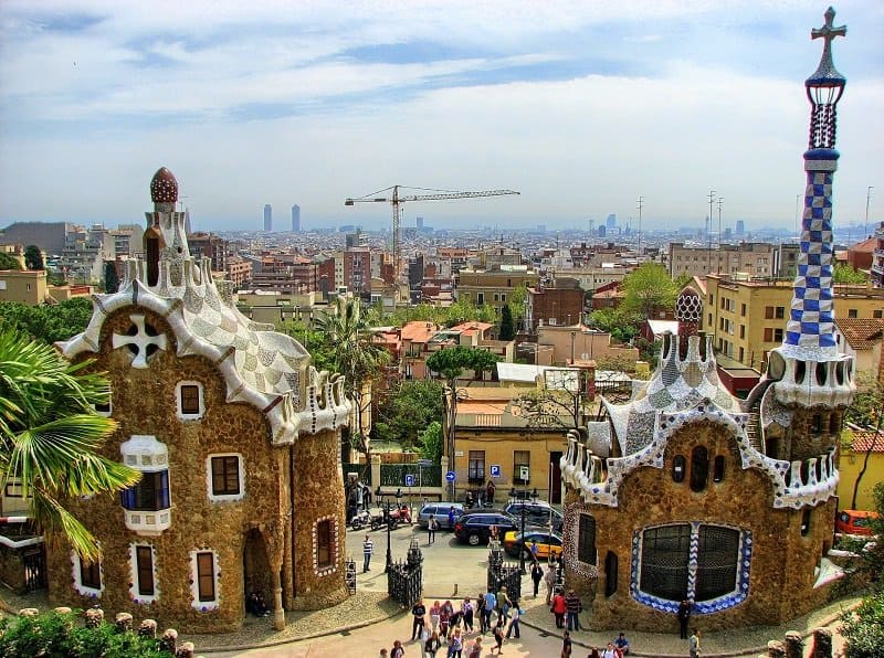 10 Must See Places in Barcelona + places to see in Barcelona in 3 days for first-timers.